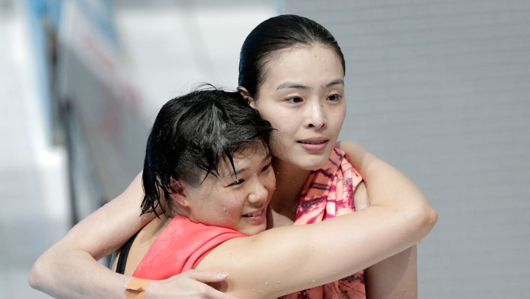 2015年喀山游泳世锦赛,吴敏霞和施廷懋在夺冠后拥抱