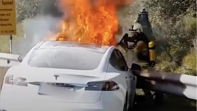 特斯拉model 3高速撞墙后起火 驾驶员昏迷不醒