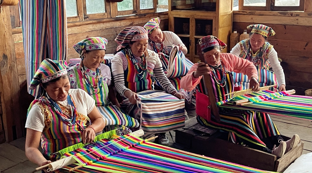 独龙族妇女正在织布
