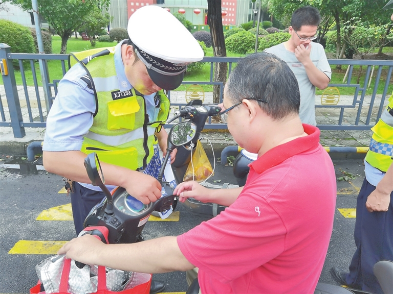 南昌交警推出多项创新举措促进骑乘电动车市民佩戴头盔