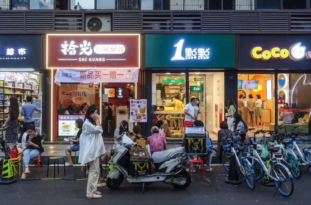 街边的奶茶店一家挨着一家