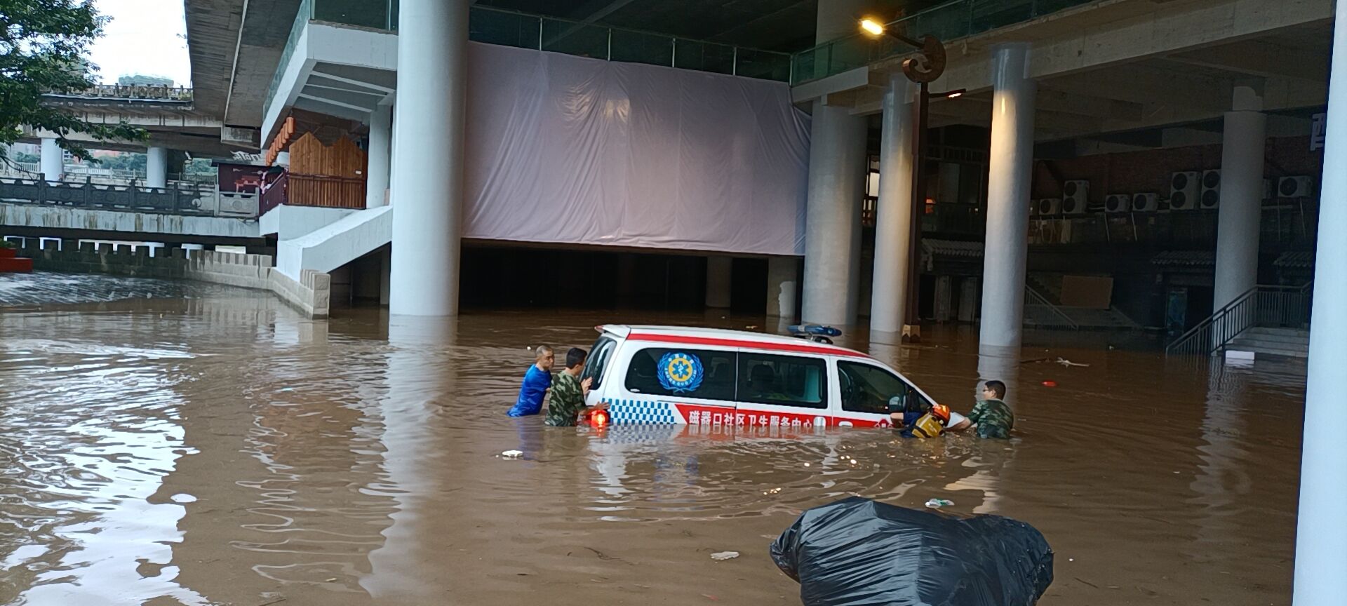 暴雨突袭重庆 沙区民警主动出击全力抢险救援