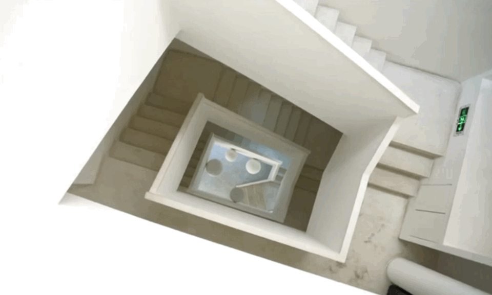 家居></p></a>家居资讯>装修案例>正文> 纯白的墙面,外加挖空的设计,便于作为