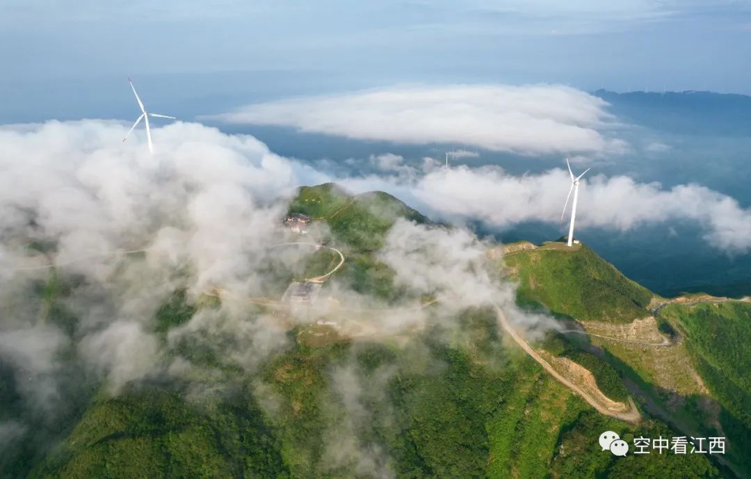 航拍江西泰和天湖山云海翻卷