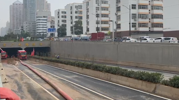 郑州京广路隧道抢险负责人发现4具遇难者遗体两百多辆车