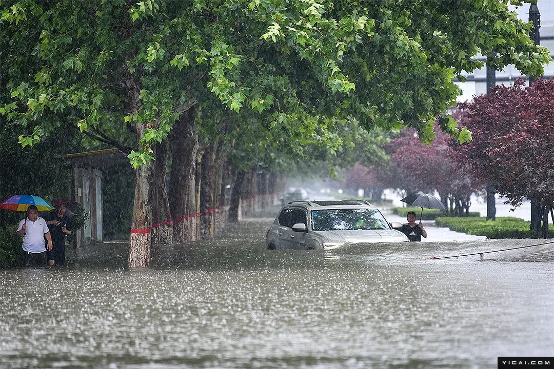 直击郑州暴雨地铁停运车辆被淹3天下了1年的雨量