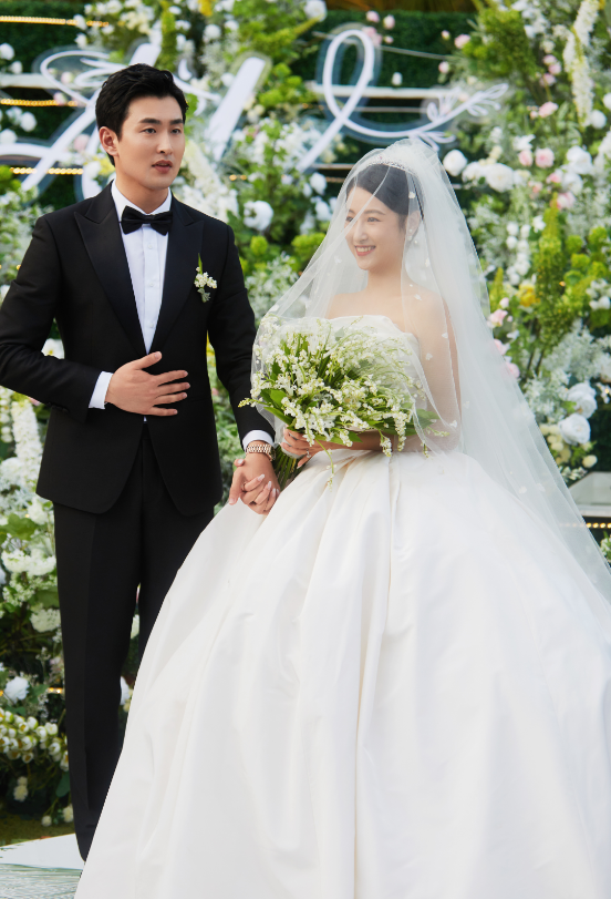 王彦霖婚礼晚宴内景曝光林更新一口干完整瓶啤酒