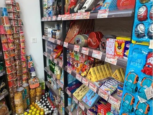 王斌店内的食品货架 (图片由受访者提供)