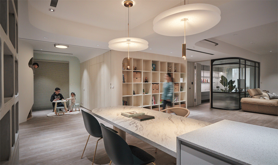 两个小朋友在家里玩的东西,其实不外乎静态的阅读画画,以及动态的,玩