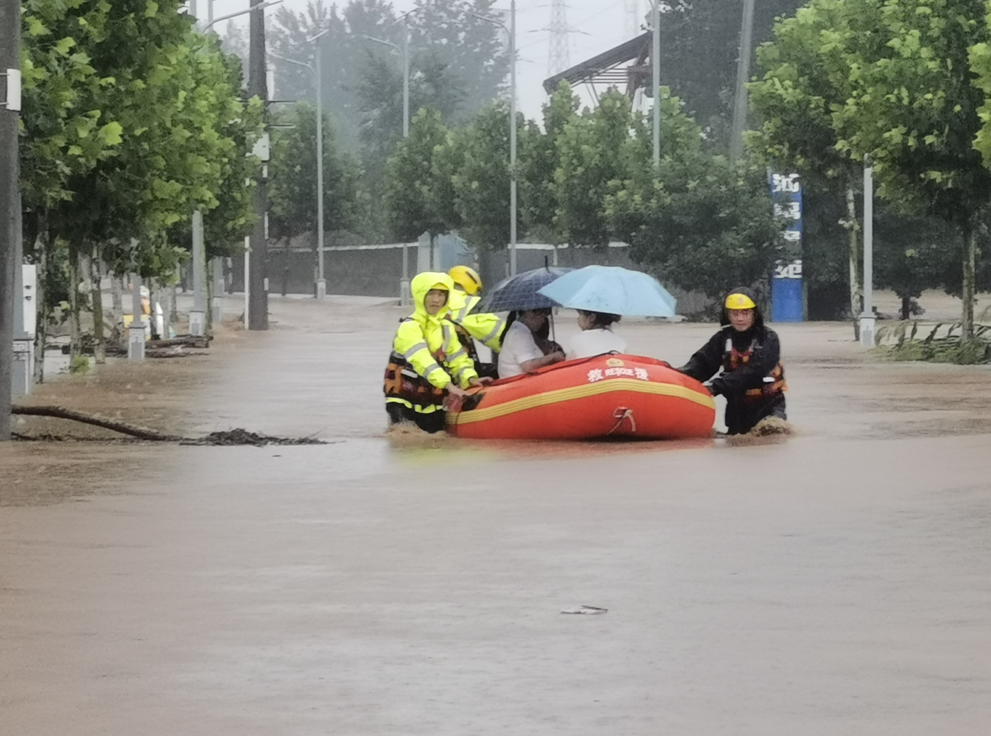 感谢郑州暴雨中的这抹"红,郑州挺住!