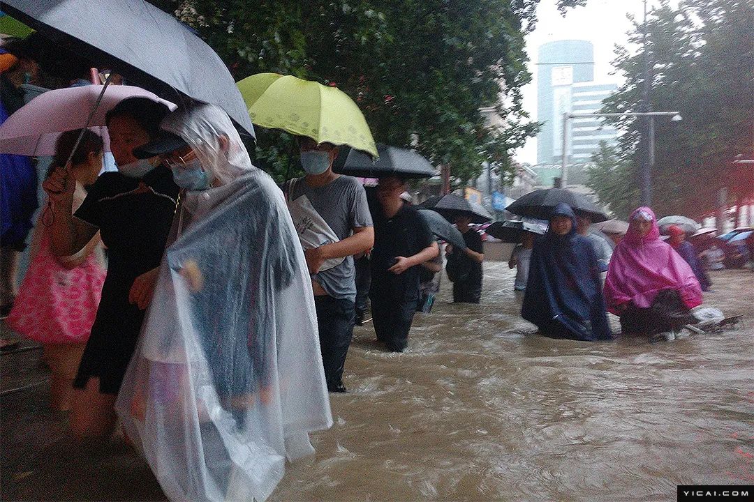 直击郑州暴雨:地铁停运车辆被淹 三天下了一年的雨量