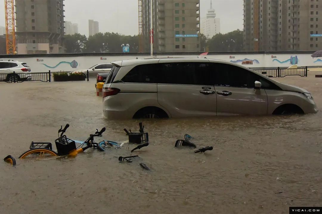 直击郑州暴雨:地铁停运车辆被淹 三天下了一年的雨量