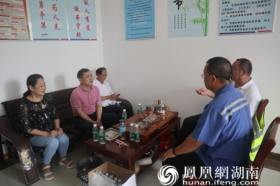 胡元琴一行在中铁二十五局安乡大鲸港项目部合影留