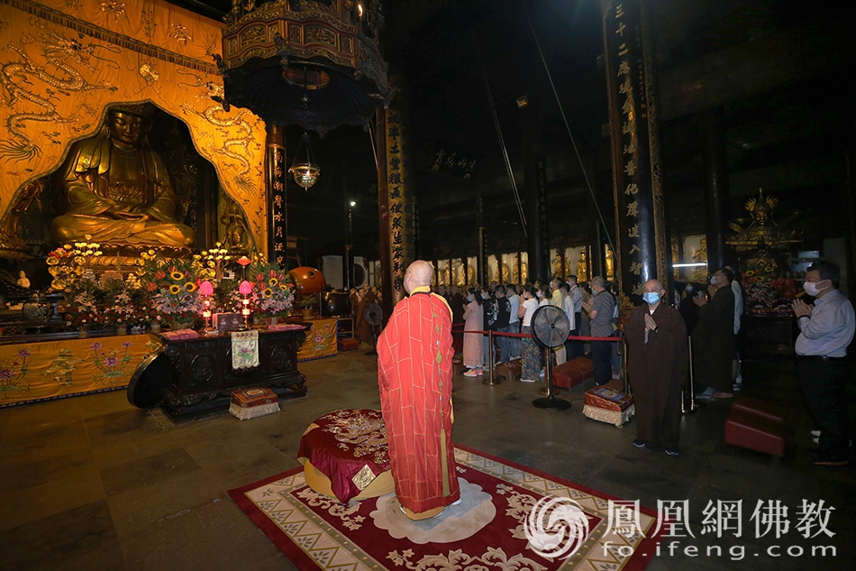 祈福法会现场(图片来源:凤凰网佛教 摄影:普陀山佛教协会)