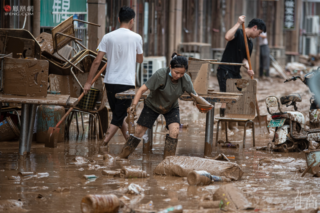 河南暴雨七日:71人遇难 市民地铁口献花吊唁