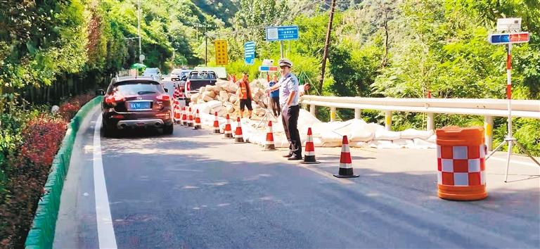 指挥车辆通过 长安交警供图原标题:沣峪口进山处道路施工半幅通行交警