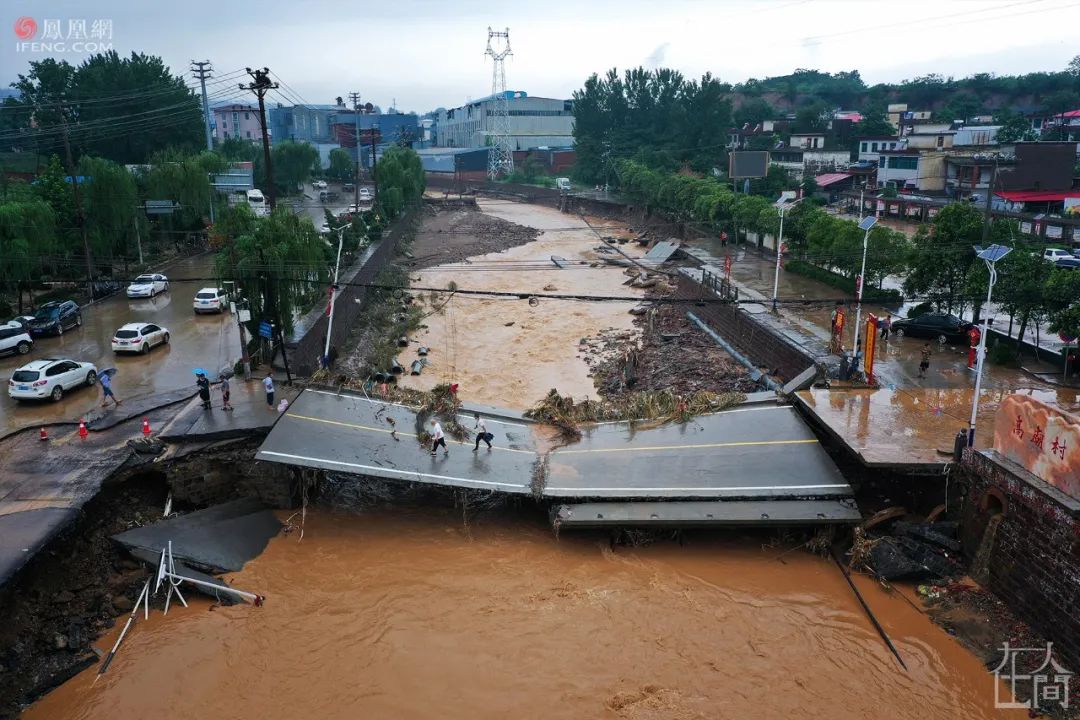 河南暴雨七日:71人遇难 市民地铁口献花吊唁