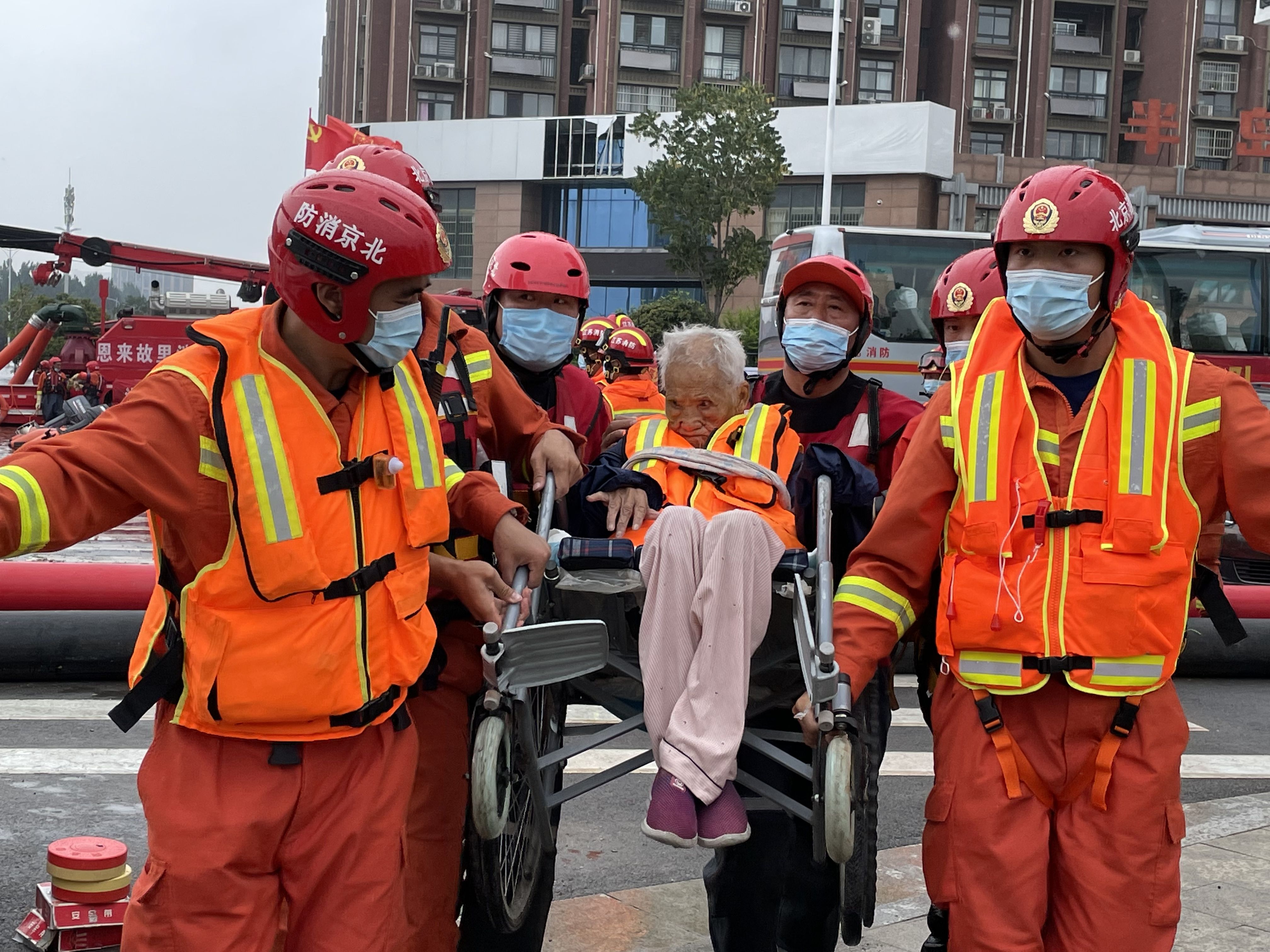 洪水浸泡河南卫辉一养老院,北京消防持续救援5小时转移26人