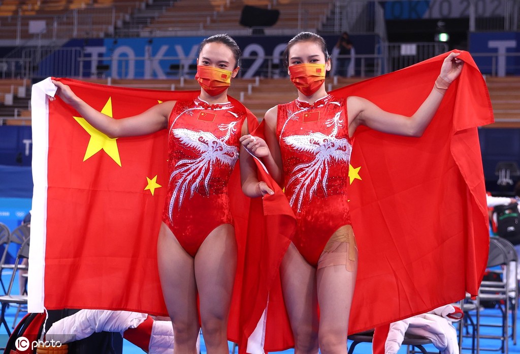 蹦床决赛中国队选手朱雪莹斩获金牌刘灵玲获得亚军