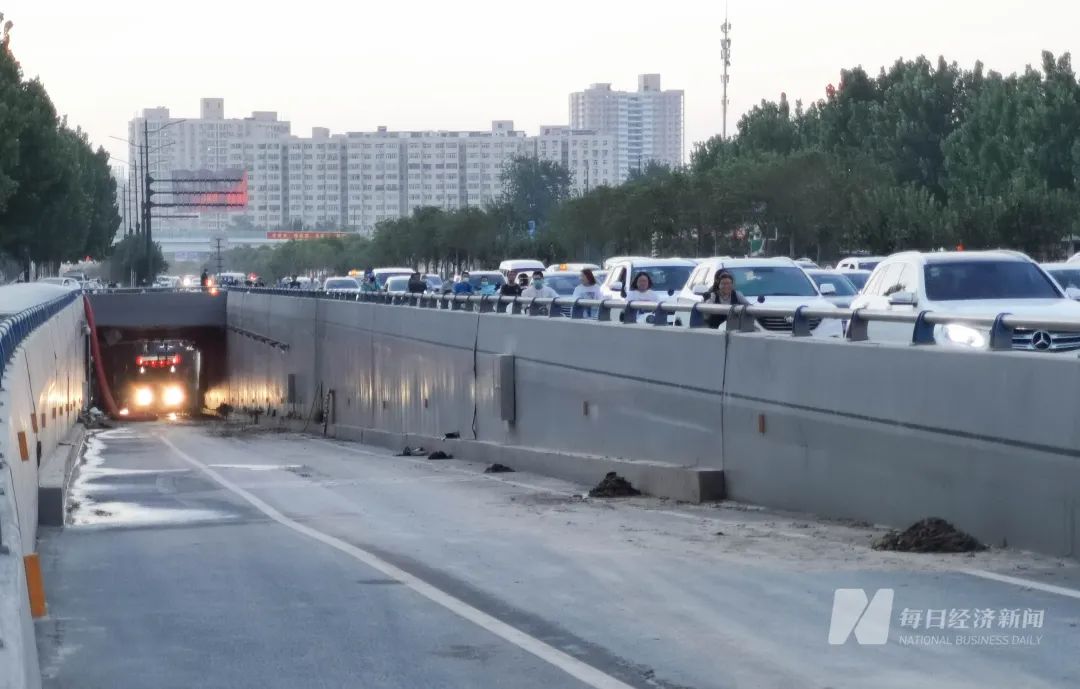 郑州京广路隧道救援已经抽了三天两夜的水一天一夜前进60米