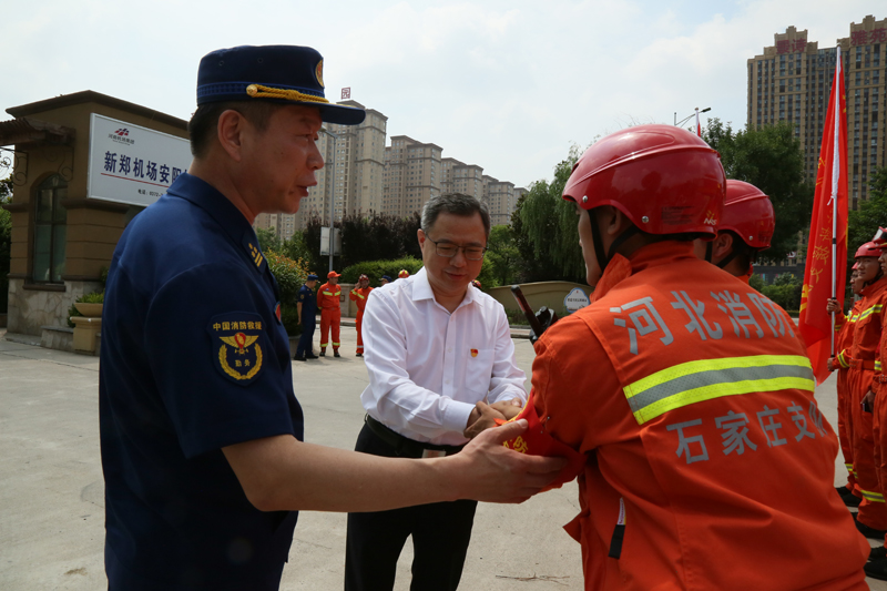 工商银行河北省分行副行长张志勇慰问驰援灾区的消防战士