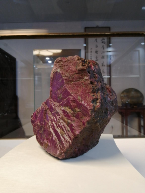 单体目前全球最大的重达 15000 克的红宝石原石,稀世珍宝