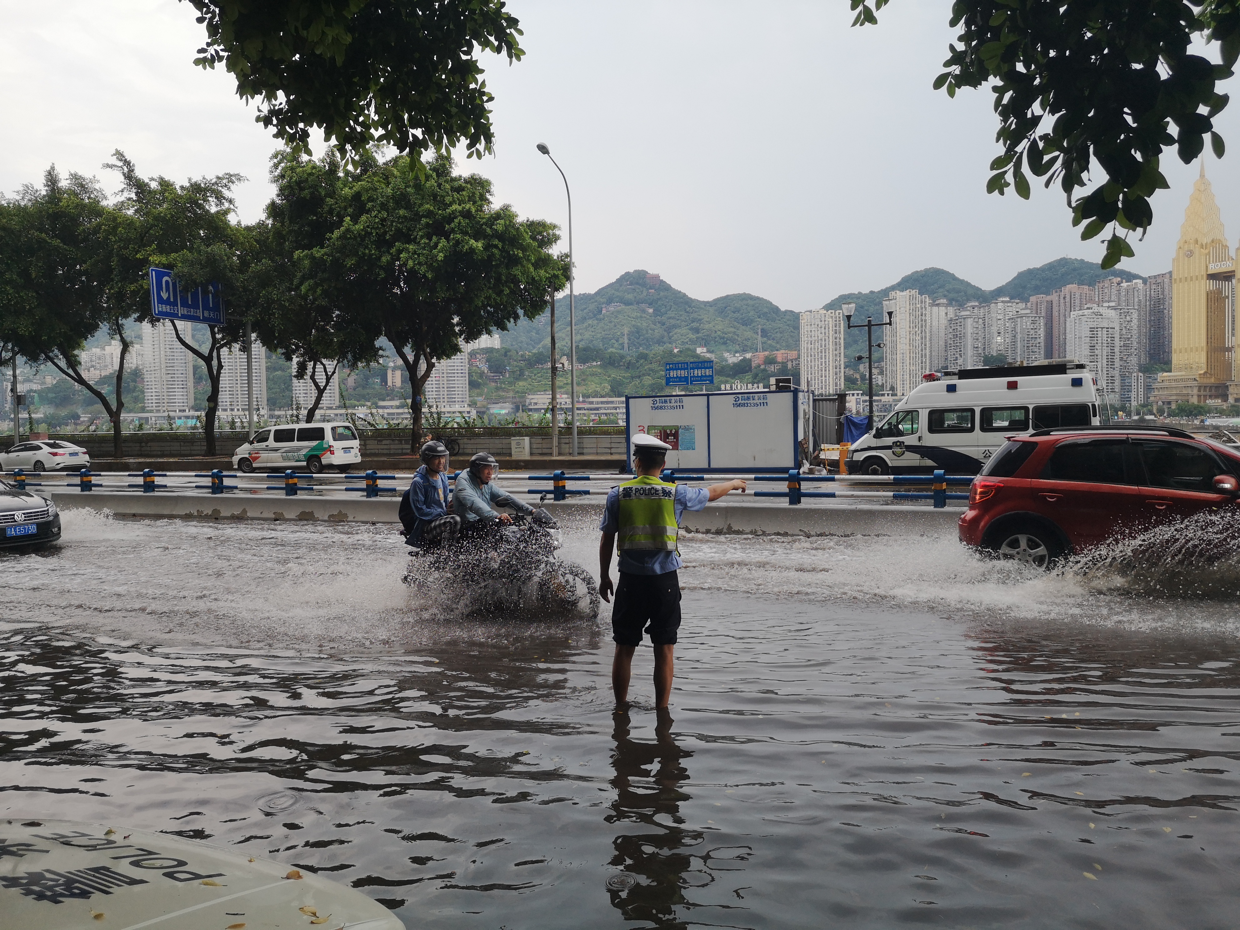 渝中警方提醒:暴雨天气,天雨路滑,请各位驾驶员注意观察,控制车速