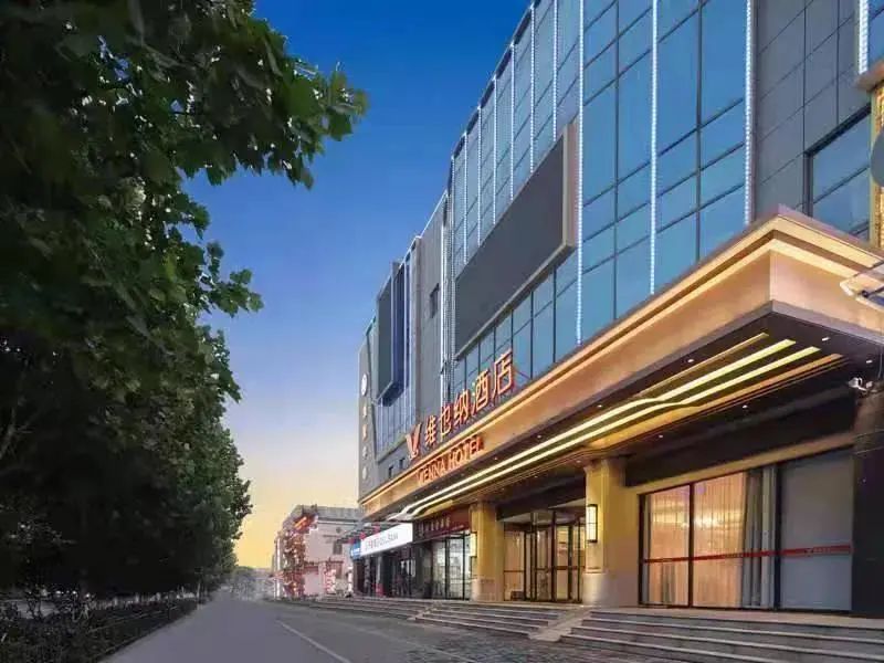 酒店 - 济南国际会展中心西客站店位于济南市二环西路白马邻里中心