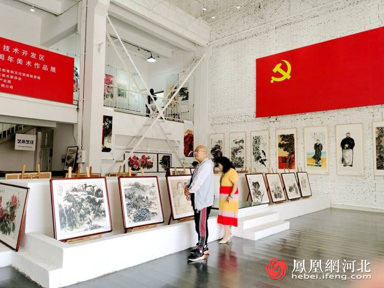 图为开发区庆祝建党百年美术作品展现场.