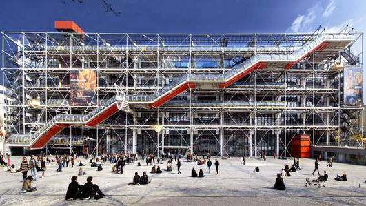 1977年罗杰斯在巴黎设计的蓬皮杜艺术中心,却被巴黎市民怒斥