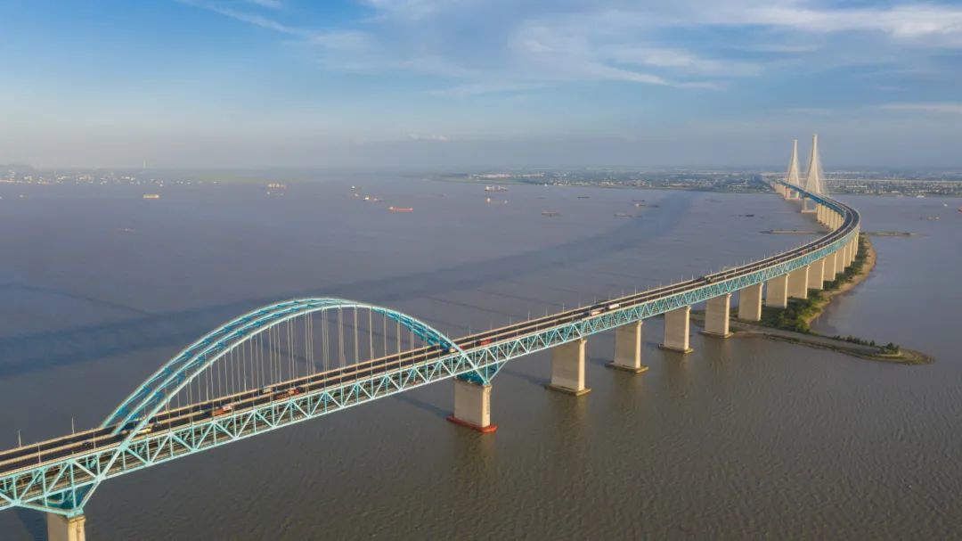 备受瞩目的沪苏通长江公铁大桥正式建成,沪苏通铁路同步通车,南通与