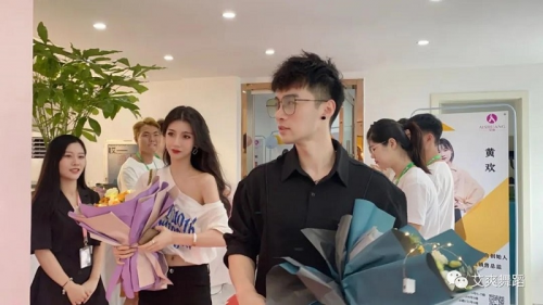 周辛老师艾爽舞蹈培训联合创始人/ceo艾佳辰先生艾爽舞蹈培训二校区