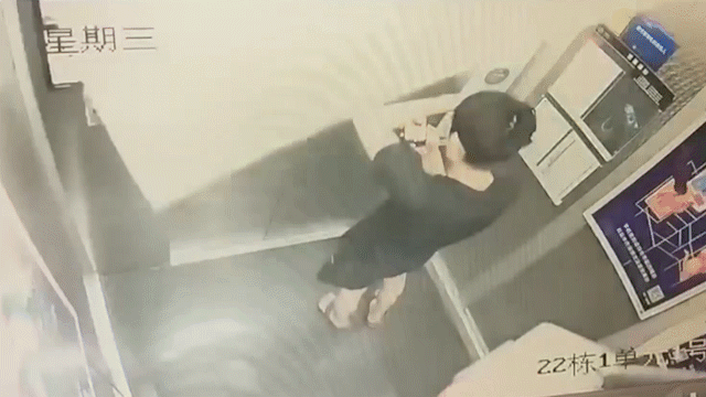 男子电梯突遭顶棚