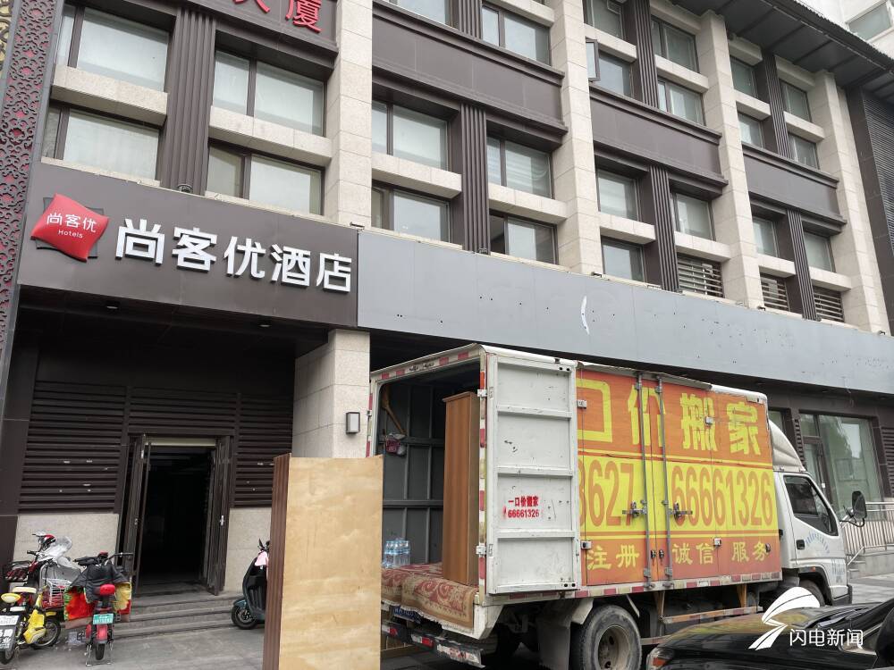 济南东湖大厦拆除在即 天龙大厦部分商户已搬迁
