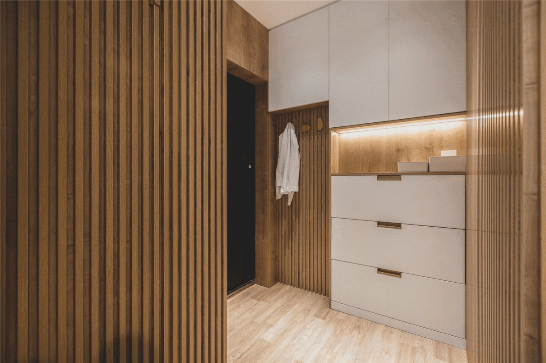 柜子放置了各类陶瓷艺术品,让日式的气息散发在每一寸空间里.