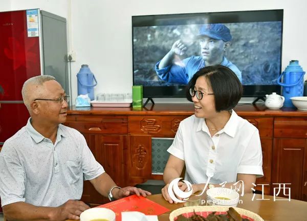 江西省委常委,赣州市委书记吴忠琼(右)在兴国县走访江善忠烈士之孙江