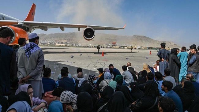 喀布尔机场一幕:阿富汗少女隔着铁栏哭求美军放行