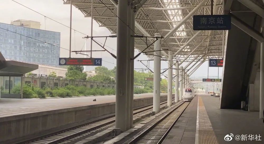 铁路南京站提醒旅客, 目前进站乘车仍需提供 48小时核酸检测阴性报告