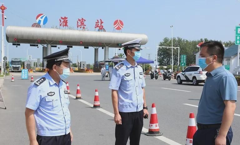 淮滨县公安局政委段发玉慰问抗疫一线执勤民警辅警