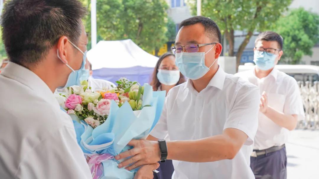 8月19日,区领导李雄伟,叶斯钧,傅丽花,胡则鸣前往区第二人民医院,低田