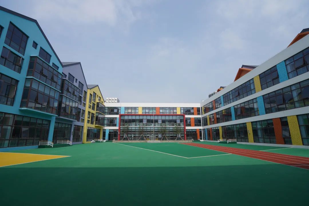 杨市中心幼儿园新校区位于洛社镇杨市社区,规划建设为24班制.