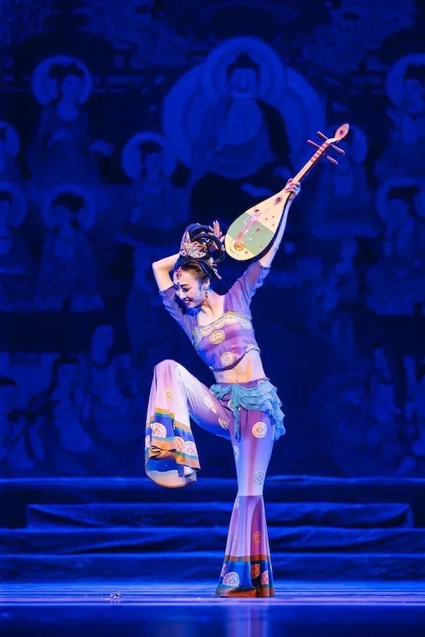 反弹琵琶"是中国唐代舞蹈文化中最著名的艺术形象之一,随着《丝路花雨