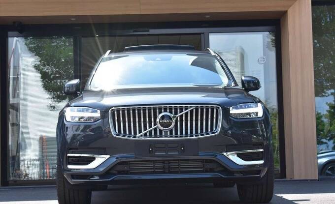 近日海外媒体曝光了一组沃尔沃全新xc90 t8版本车型,该车定位于中大型