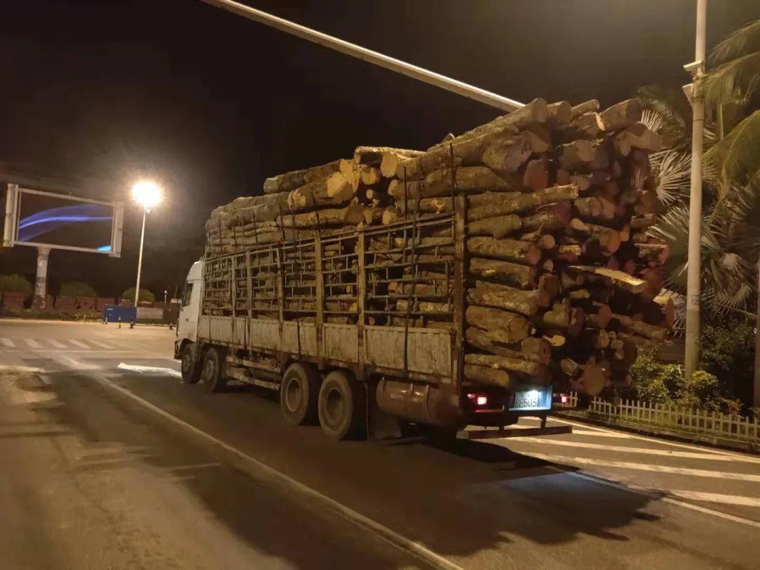 万宁交警:货车超载危害大 严查严管不手软