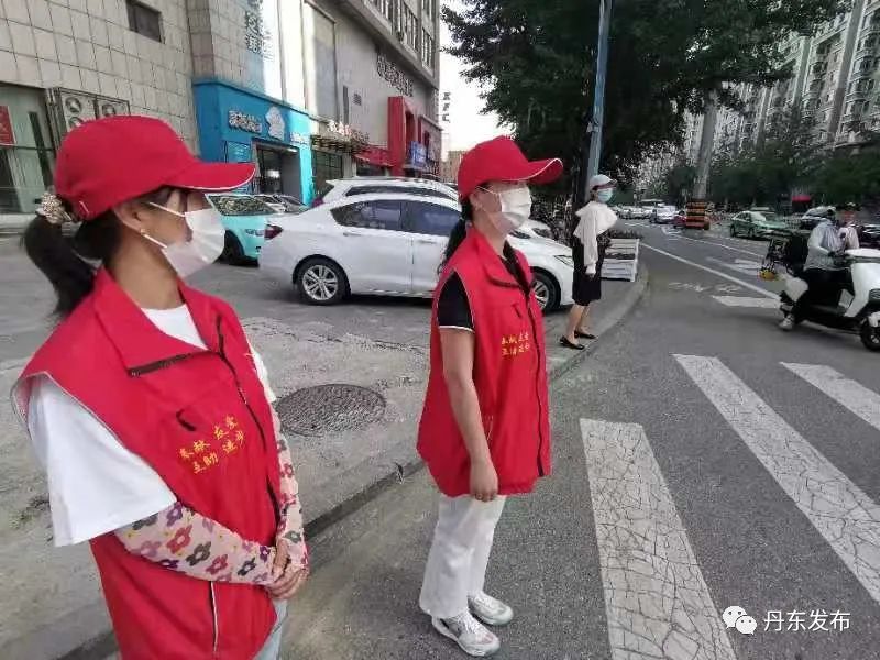 红马甲小红帽丹东144名机关党员志愿者上街执勤