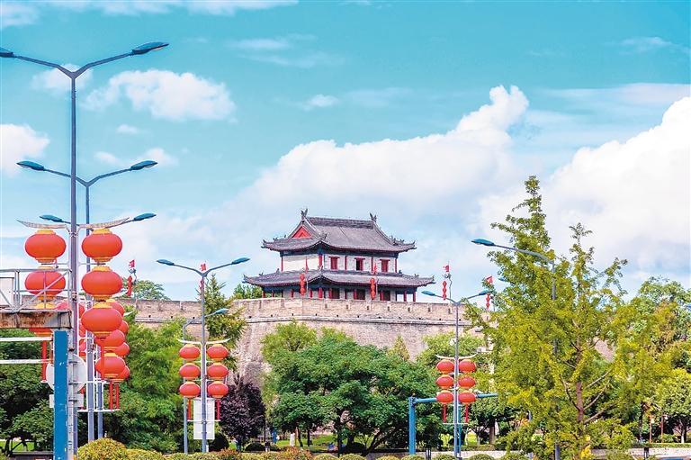 陕西>全景>正文> 蓝天白云映衬下的西安城墙.