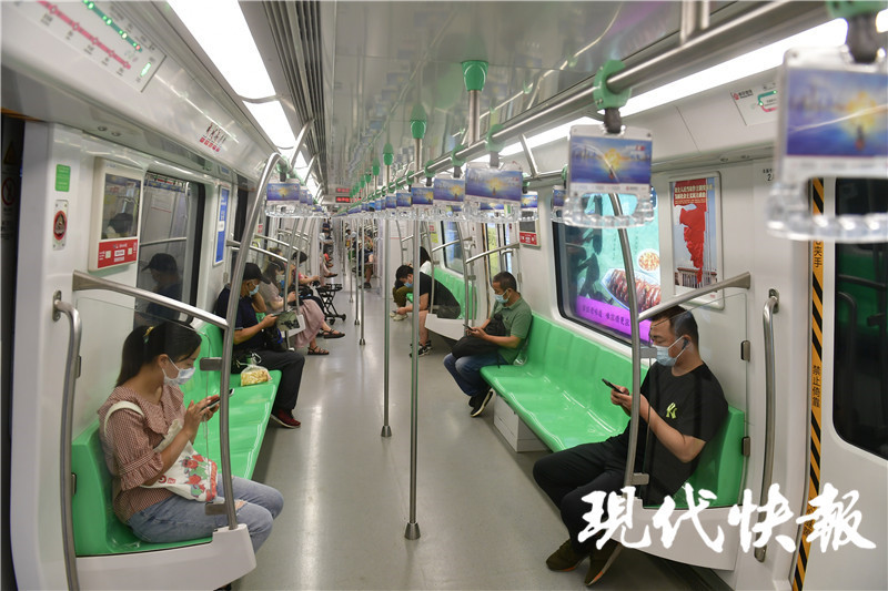 南京地铁s1s7s9号线恢复运行首日探亲客流多