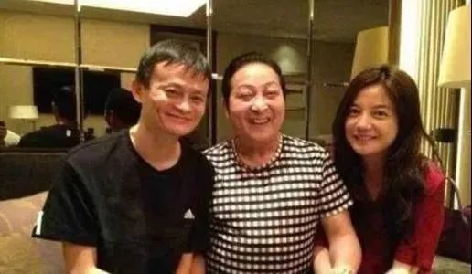 马云,王林与赵薇合影