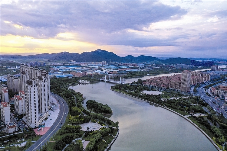 城市 大连 正文旅顺南路大学城两侧树木成荫,让人心旷神怡.