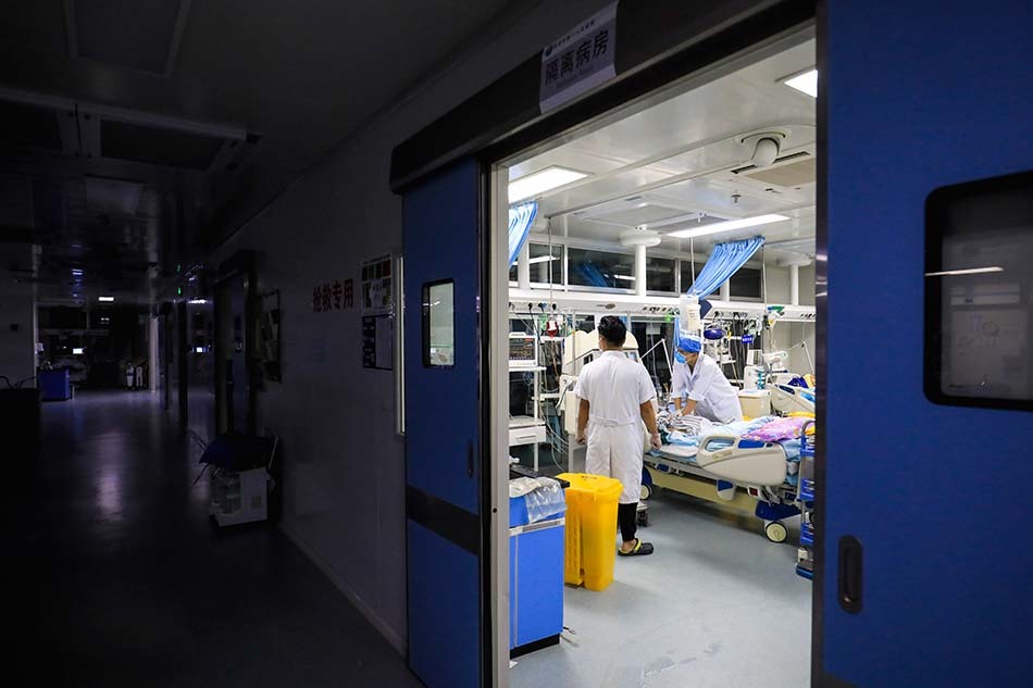 2021年8月19日,医护人员在贵州省毕节市第一人民医院重症监护室病房对